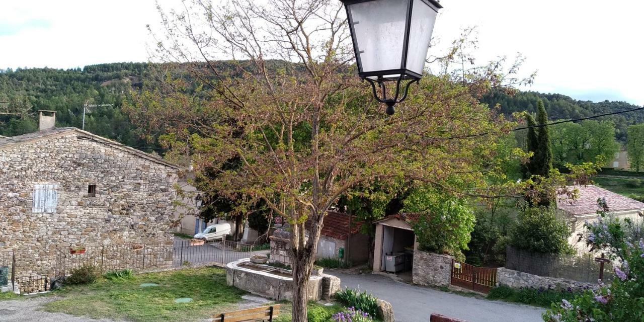 Auberge Le Lupin Blanc Revest-des-Brousses Exterior photo